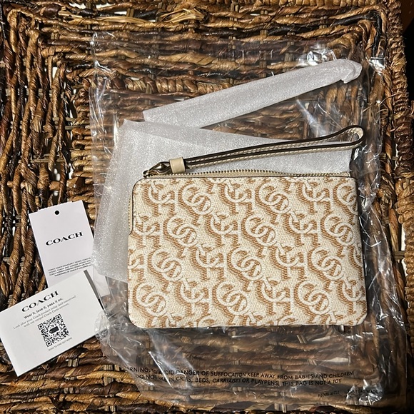Coach Ivory Logo Wristlet BNWT - Picture 1 of 7